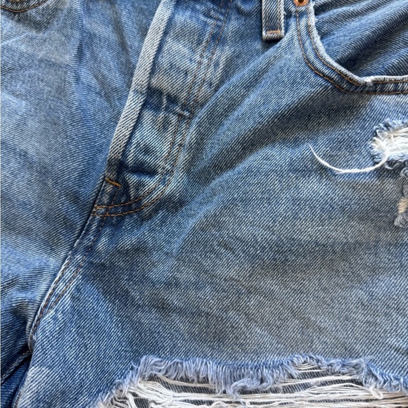 NWOT Women's Levi's 501 Classic Blue Distressed Denim Shorts Jeans Size 30 - Picture 4 of 7